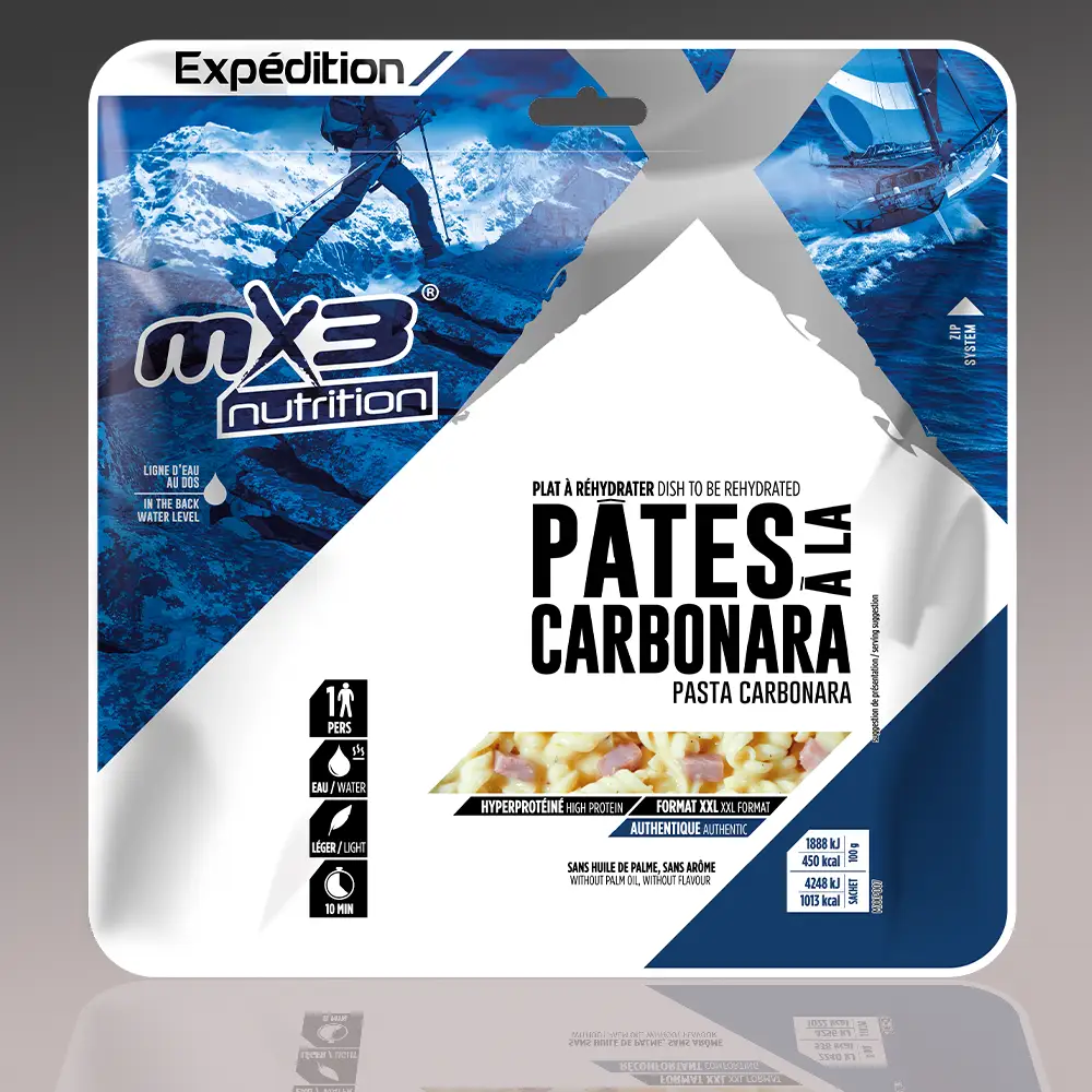 MX3 Pasta Carbonara retkiruokapussi harmaalla taustalla.
