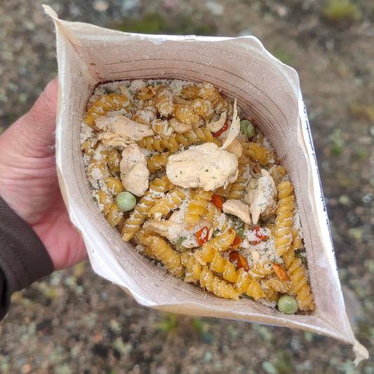 Puutarhurin kanapasta retkiruokapussi avattuna kädessä.