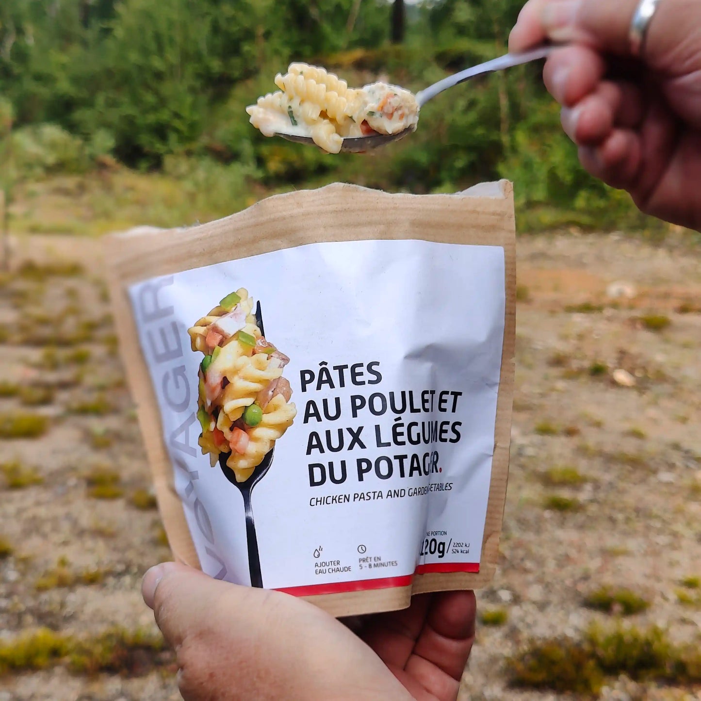 Puutarhurin kanapasta retkiruoka valmiina lusikassa ja pussi kädessä.