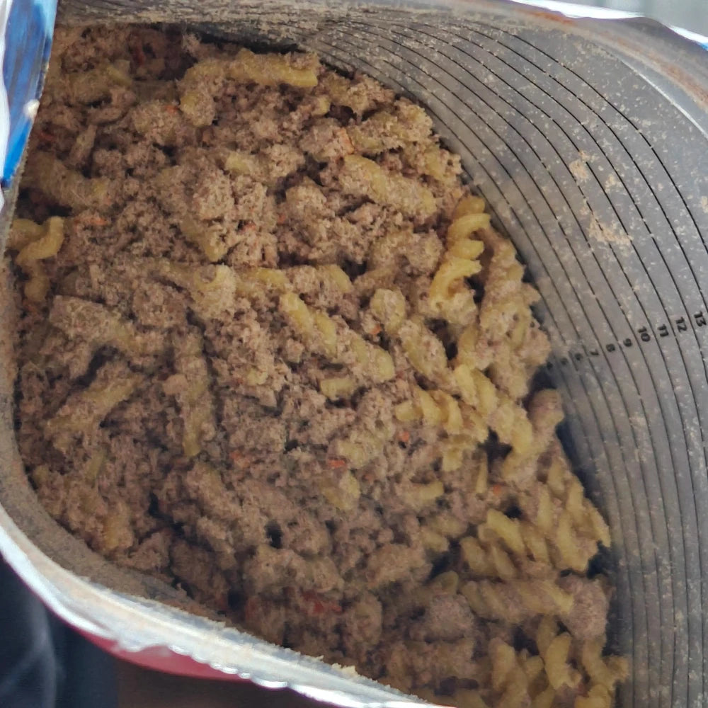 Retkiruoka Burgundin pataa ja pastaa kuivana pussissa.