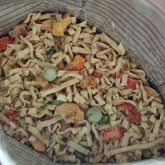 Kasvispasta retkiruoka kuivana pussissa.