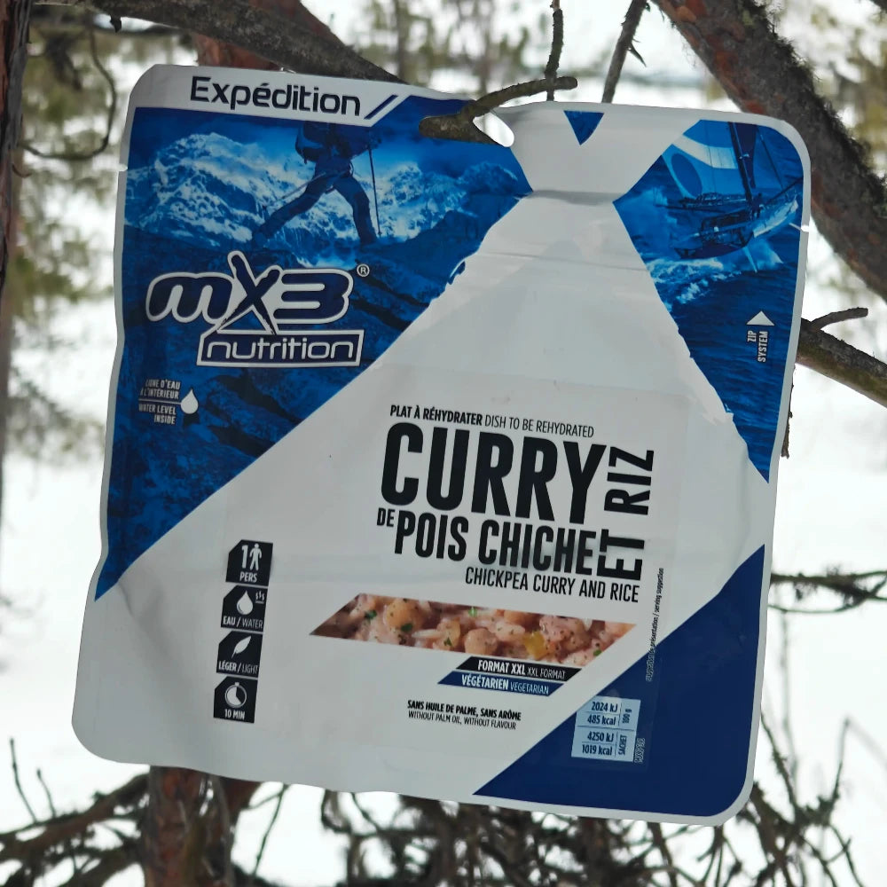 Retkiruokapussi kikhernecurry roikkumassa oksassa talvella.