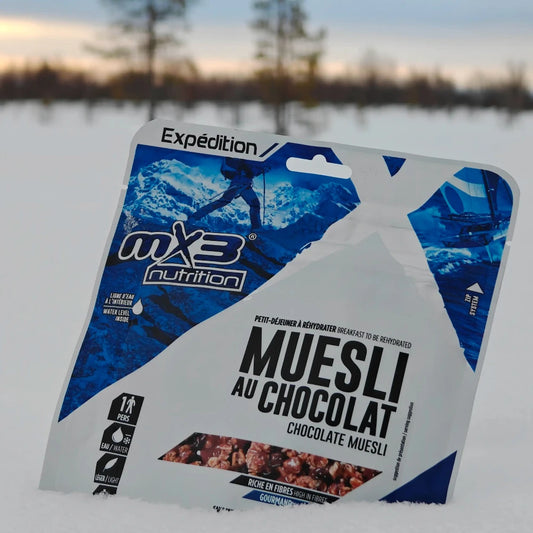 Retkiruokapussi suklaamysli lumisessa maassa.