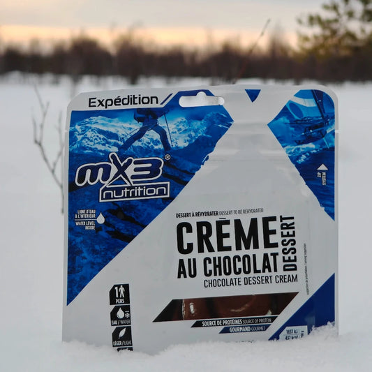 Retkiruoka jälkiruoka suklaavanukas lumisessa maassa.