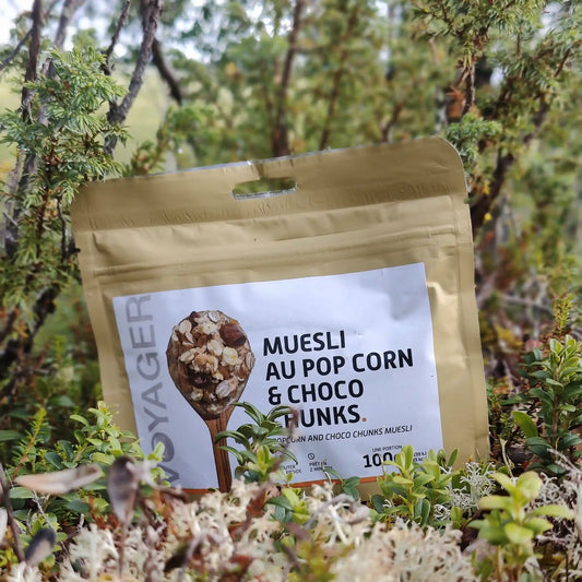 Suklaa-popcornmysli retkiruoka-aamiainen jäkälien päällä.