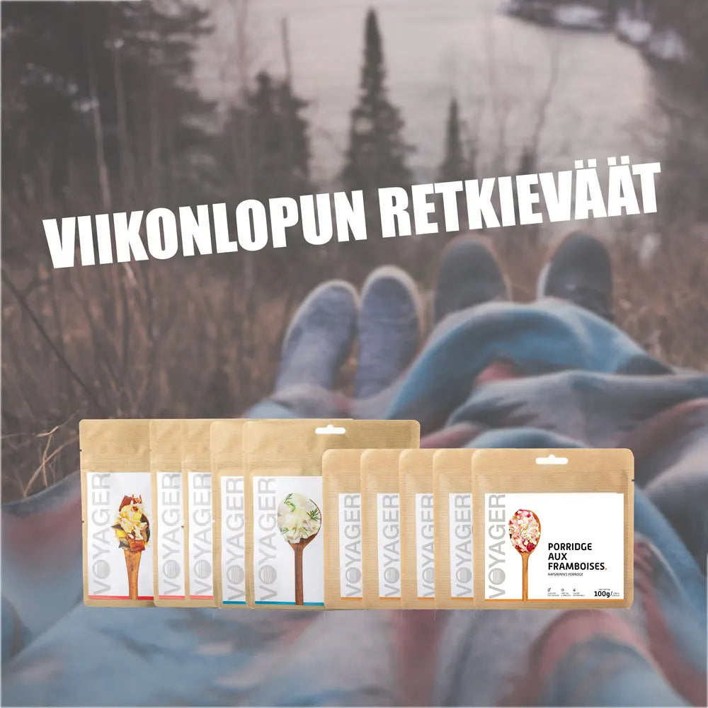 Viikonlopun retkieväät retkiruokapusseja taustalla kahdet jalat peiton alla luonnon keskellä