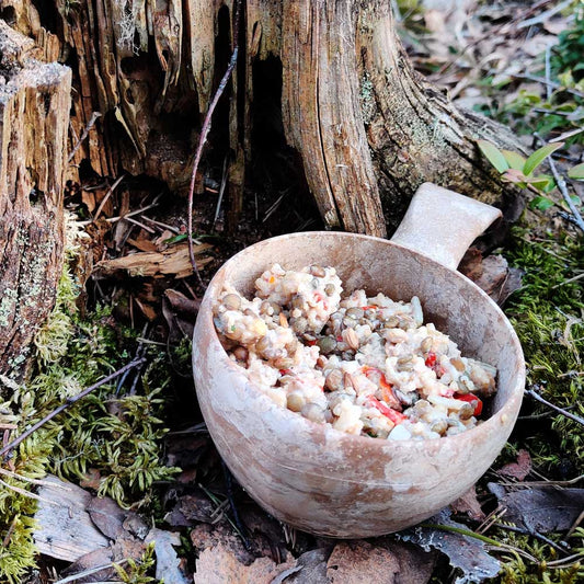 Kvinoa-linssipata retkiruoka Kupilka-astiassa kannon vieressä.