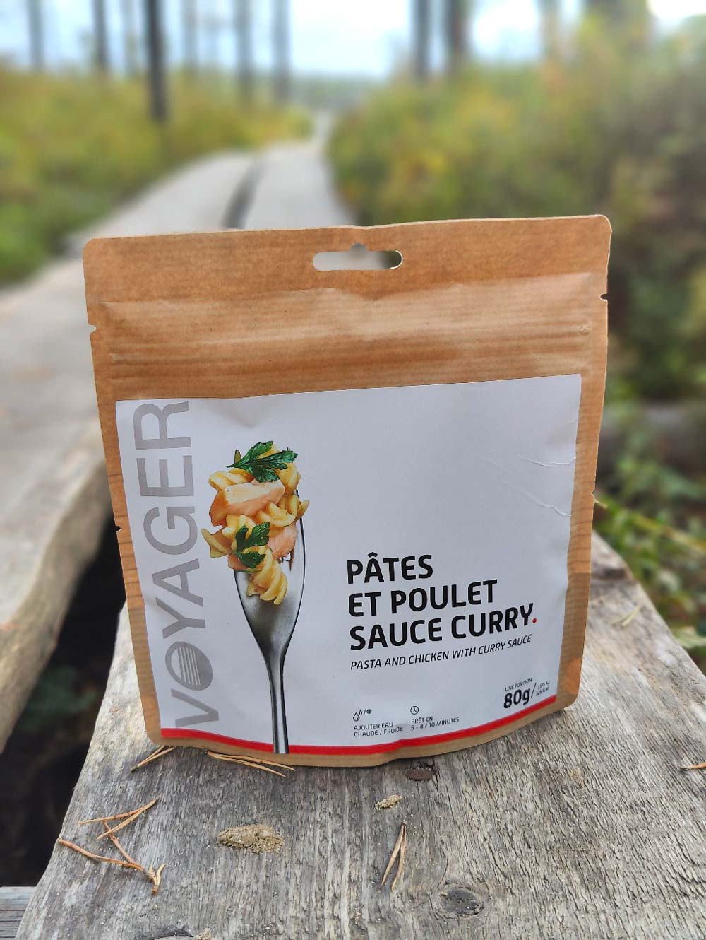 Kanaa ja pastaa currykastikkeessa retkiruoka pussi pitkospuilla.