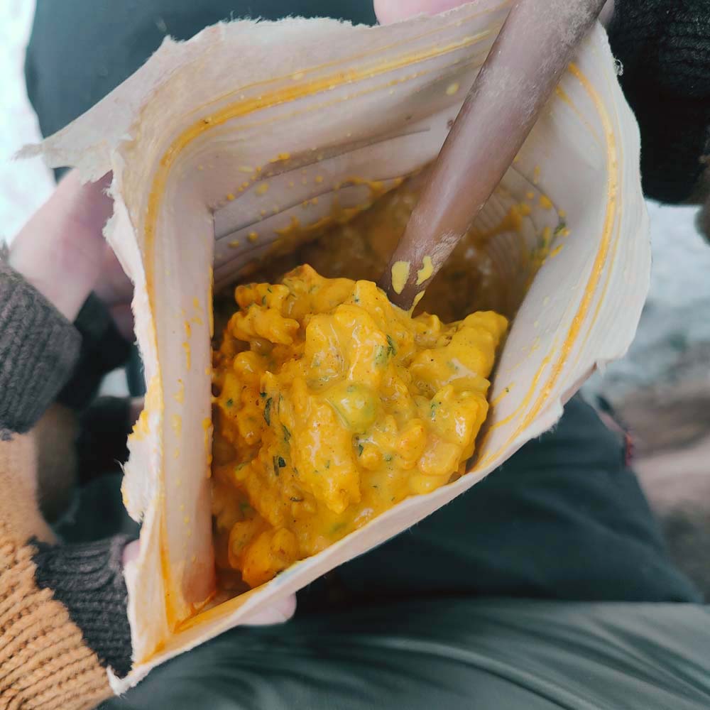 Kanacaurrya ja pastaa retkiruokapussissa valmiina.