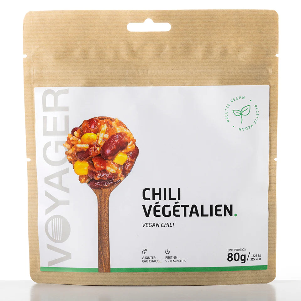 Vegaaninen chili sin carne, retkiruoka kierrätettävässä pussissa.