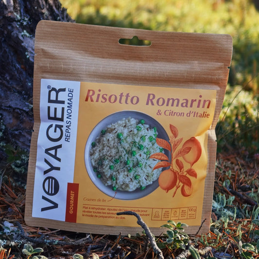 Sitruunarosmariini-risotto retkiruokapussi maassa männyn vieressä.