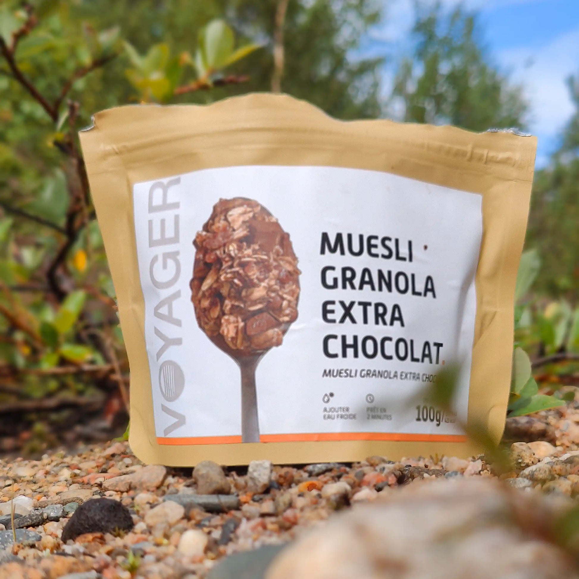 Suklaa-granolamysli retkiruokapussi maassa.