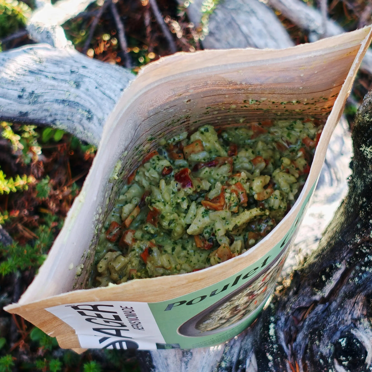 Vihreä kanacurry sitruunaruoholla valmistettuna avatussa retkiruokapussissa, joka on kelon päällä.